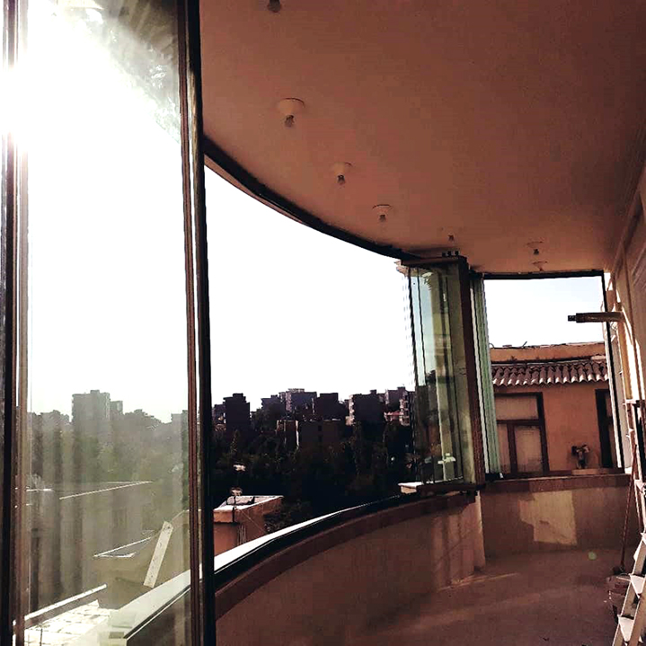 بالکن شیشه ای قوس دار